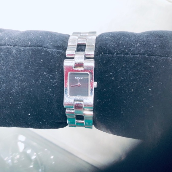 Gucci Ladies SS Black dial Watch - Picture 1 of 4